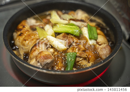一張雞塊和蔥花正在翻炒的照片。 143811456