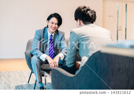 商務人士在休息室開會 商務人士在休息室開會 143811612