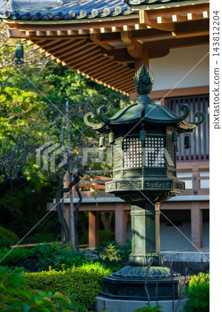 秋季寺廟神社之旅及歷史建築:雄偉的青銅燈籠與日本傳統之美 秋季寺廟神社之旅及歷史建築:雄偉的青銅燈籠與日本傳統之美 143812204