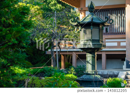 秋季寺廟神社之旅及歷史建築:雄偉的青銅燈籠與日本傳統之美 秋季寺廟神社之旅及歷史建築:雄偉的青銅燈籠與日本傳統之美 143812205