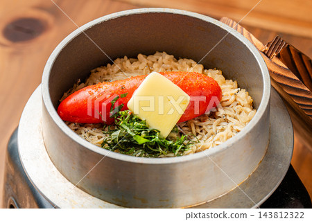 奢華的“釜飯”,融合了明太子(辣鱈魚子)、白魚和黃油的美味,定能讓您食慾大增。 奢華的“釜飯”,融合了明太子(辣鱈魚子)、白魚和黃油的美味,定能讓您食慾大增。 143812322