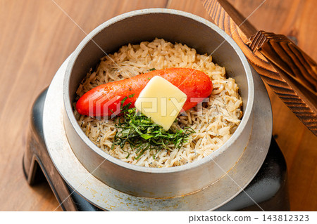 奢華的“釜飯”,融合了明太子(辣鱈魚子)、白魚和黃油的美味,定能讓您食慾大增。 奢華的“釜飯”,融合了明太子(辣鱈魚子)、白魚和黃油的美味,定能讓您食慾大增。 143812323