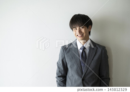穿著西裝的年輕人的肖像 穿著西裝的年輕人的肖像 143812329