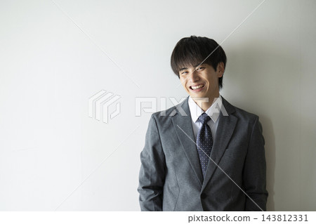穿著西裝的年輕人的肖像 穿著西裝的年輕人的肖像 143812331
