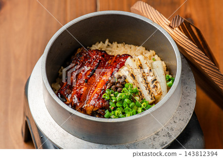 一道奢華的“鰻魚飯”，鰻魚的鮮美滋味完全融入米飯中。 143812394
