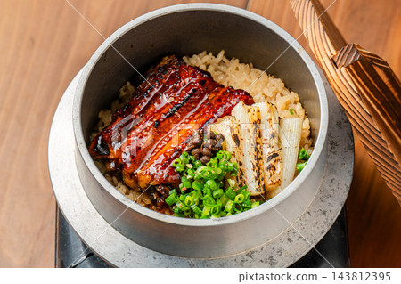 一道奢華的“鰻魚飯”,鰻魚的鮮美滋味完全融入米飯中。 一道奢華的“鰻魚飯”,鰻魚的鮮美滋味完全融入米飯中。 143812395