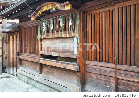 京都惠比壽神社(正殿左後方的一扇窗戶,人們透過輕拍惠比壽的肩膀來祈禱),京都府京都市東山區 京都惠比壽神社(正殿左後方的一扇窗戶,人們透過輕拍惠比壽的肩膀來祈禱),京都府京都市東山區 143812410