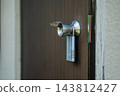 A dial-type key box attached to the doorknob; used for property management and key handover. 143812427