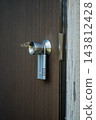 A dial-type key box attached to the doorknob; used for property management and key handover. 143812428