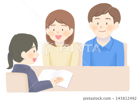一對夫婦正在接受一位穿著西裝的女士的當面解釋。 143812492