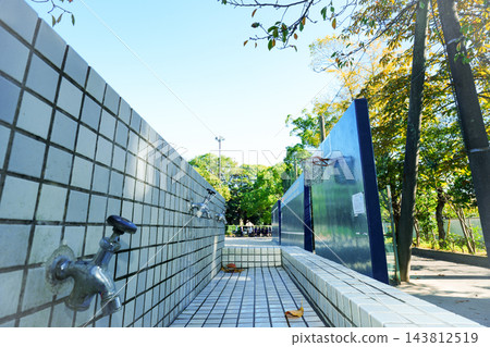 公園洗手間的水龍頭有著漂亮的金屬質感。 公園洗手間的水龍頭有著漂亮的金屬質感。 143812519