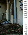 Abandoned garbage and dilapidated apartment buildings: Real estate management and environmental issues 143812526