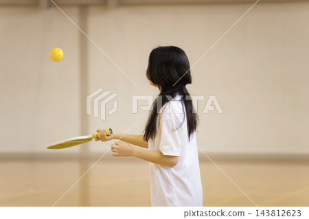 高中女生練習匹克球 143812623