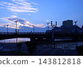 夕陽西下，努薩邁橋上的運河景色盡收眼底。 143812818