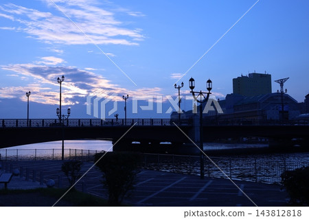 夕陽西下,努薩邁橋上的運河景色盡收眼底。 夕陽西下,努薩邁橋上的運河景色盡收眼底。 143812818