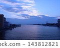 夕陽西下，努薩邁橋上的運河景色盡收眼底。 143812821