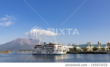 從櫻島拍攝的櫻島渡輪抵達鹿兒島港櫻島渡輪碼頭的景象。 從櫻島拍攝的櫻島渡輪抵達鹿兒島港櫻島渡輪碼頭的景象。 143813018