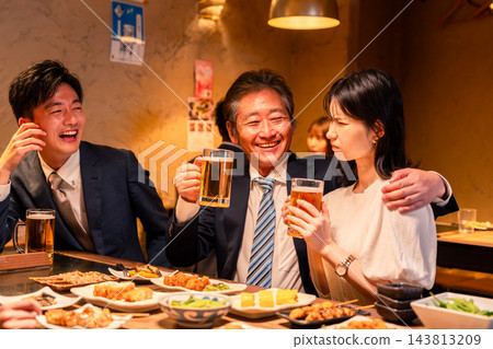 在一次飲酒聚會上,一名男子將手臂搭在一位女同事的肩膀上。 在一次飲酒聚會上,一名男子將手臂搭在一位女同事的肩膀上。 143813209