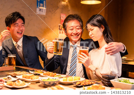 在一次飲酒聚會上,一名男子將手臂搭在一位女同事的肩膀上。 在一次飲酒聚會上,一名男子將手臂搭在一位女同事的肩膀上。 143813210