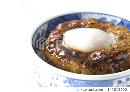 一張白色背景上擺放著照燒漢堡飯碗和蛋餅的照片。 143813500