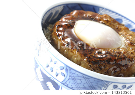 一張白色背景上擺放著照燒漢堡飯碗和蛋餅的照片。 一張白色背景上擺放著照燒漢堡飯碗和蛋餅的照片。 143813501