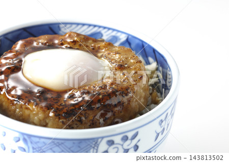 一張白色背景上擺放著照燒漢堡飯碗和蛋餅的照片。 一張白色背景上擺放著照燒漢堡飯碗和蛋餅的照片。 143813502