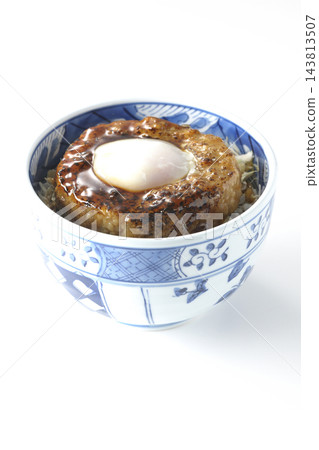 一張白色背景上擺放著照燒漢堡飯碗和蛋餅的照片。 一張白色背景上擺放著照燒漢堡飯碗和蛋餅的照片。 143813507