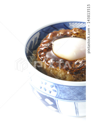 一張白色背景上擺放著照燒漢堡飯碗和蛋餅的照片。 一張白色背景上擺放著照燒漢堡飯碗和蛋餅的照片。 143813515