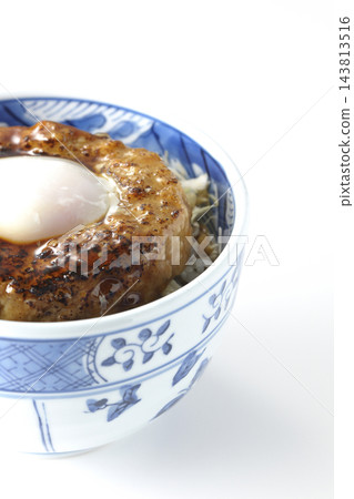 一張白色背景上擺放著照燒漢堡飯碗和蛋餅的照片。 一張白色背景上擺放著照燒漢堡飯碗和蛋餅的照片。 143813516