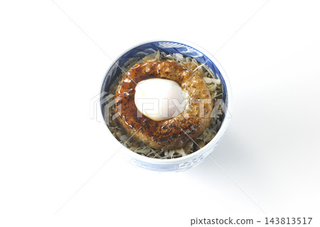 一張白色背景上擺放著照燒漢堡飯碗和蛋餅的照片。 一張白色背景上擺放著照燒漢堡飯碗和蛋餅的照片。 143813517