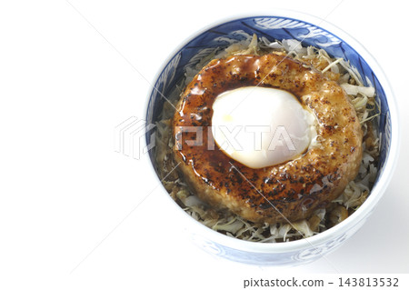 一張白色背景上擺放著照燒漢堡飯碗和蛋餅的照片。 一張白色背景上擺放著照燒漢堡飯碗和蛋餅的照片。 143813532