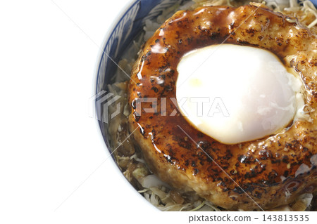 一張白色背景上擺放著照燒漢堡飯碗和蛋餅的照片。 143813535
