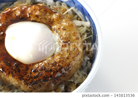 一張白色背景上擺放著照燒漢堡飯碗和蛋餅的照片。 一張白色背景上擺放著照燒漢堡飯碗和蛋餅的照片。 143813536