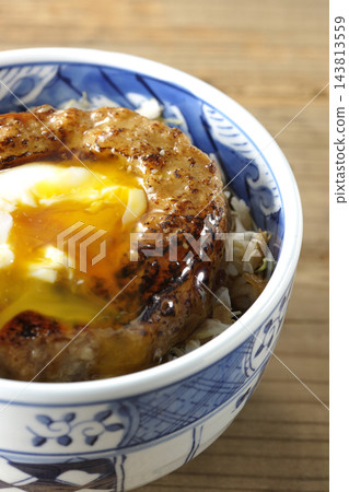 月見照燒漢堡蓋飯 月見照燒漢堡蓋飯 143813559