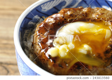 月見照燒漢堡蓋飯 月見照燒漢堡蓋飯 143813560