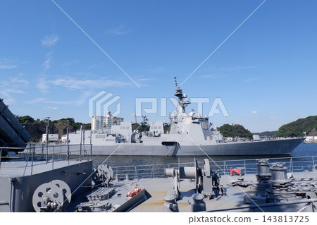 從試驗艦「飛鳥號後方看的驅逐艦「摩耶號」 143813725