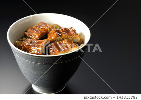 鰻魚飯碗,以黑色背景拍攝 鰻魚飯碗,以黑色背景拍攝 143813782