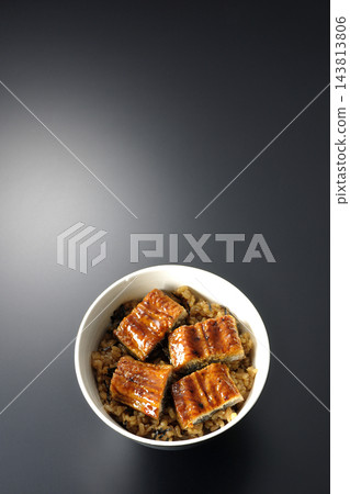 鰻魚飯碗,以黑色背景拍攝 鰻魚飯碗,以黑色背景拍攝 143813806