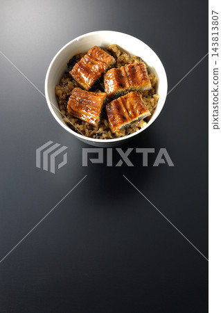 鰻魚飯碗,以黑色背景拍攝 鰻魚飯碗,以黑色背景拍攝 143813807