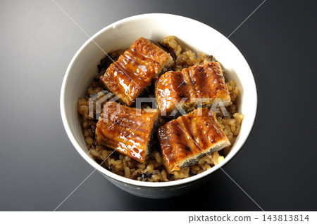 鰻魚飯碗,以黑色背景拍攝 鰻魚飯碗,以黑色背景拍攝 143813814