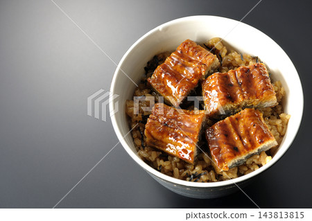 鰻魚飯碗，以黑色背景拍攝 143813815