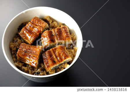 鰻魚飯碗，以黑色背景拍攝 143813816