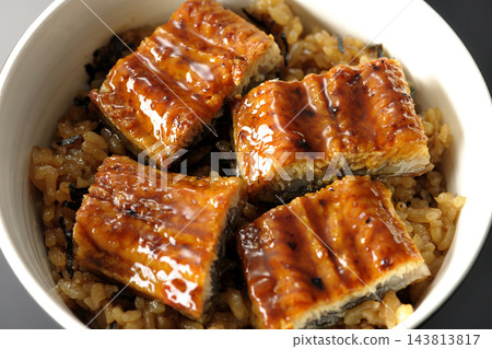 鰻魚飯碗,以黑色背景拍攝 鰻魚飯碗,以黑色背景拍攝 143813817