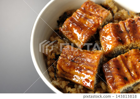 鰻魚飯碗，以黑色背景拍攝 143813818
