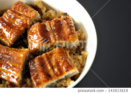 鰻魚飯碗,以黑色背景拍攝 鰻魚飯碗,以黑色背景拍攝 143813819