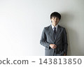 穿著西裝的年輕人的肖像 143813850