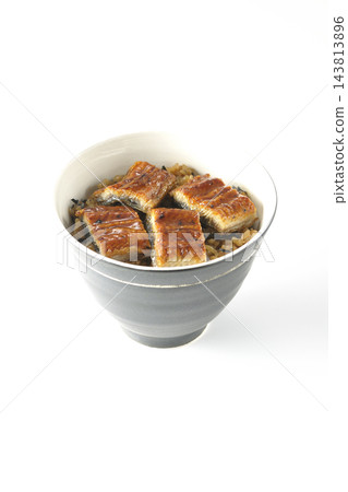 白色背景下拍攝的鰻魚碗 白色背景下拍攝的鰻魚碗 143813896