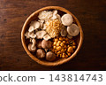 篩子上的各種蘑菇 143814743
