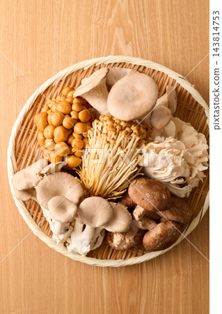 篩子上的各種蘑菇 篩子上的各種蘑菇 143814753