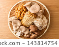 篩子上的各種蘑菇 143814754